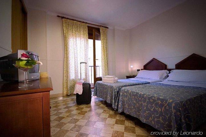 Hotel Boutique Reina Mora Γρανάδα Δωμάτιο φωτογραφία
